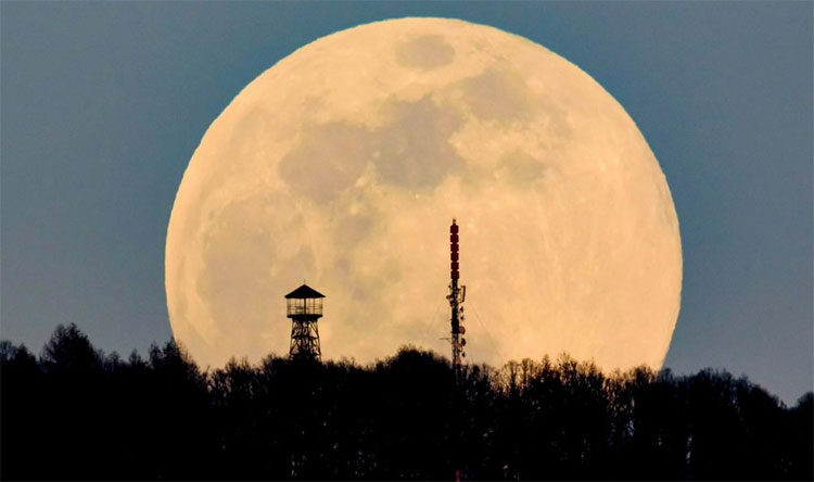 Hình ảnh sau khi phóng to sẽ tạo hiệu ứng khiến Mặt Trăng trông to hơn rất nhiều.