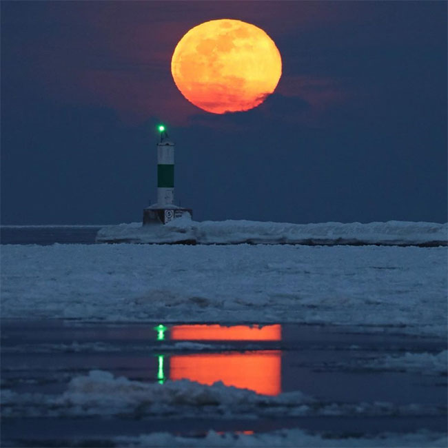 Hình ảnh chụp Mặt Trăng lúc vừa mọc ở hồ Michigan tại thành phố cảng Milwaukee, tiểu bang Wisconsin, Hoa Kỳ. 