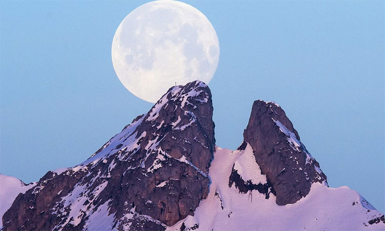 Cao hơn cả đỉnh núi Les Jumelles ở Plambuit, Thụy Sĩ là Mặt Trăng tròn vành vạnh.