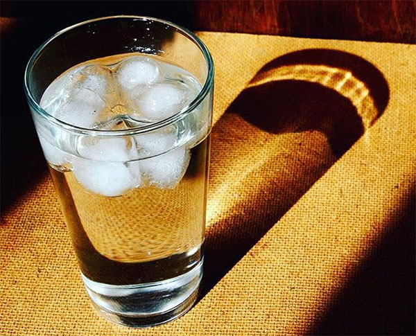 Uống nước đá