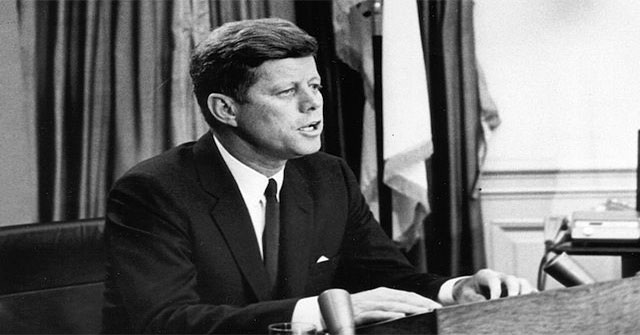 Lạ kỳ Tổng thống Kennedy thoát chết nhờ... một quả dừa