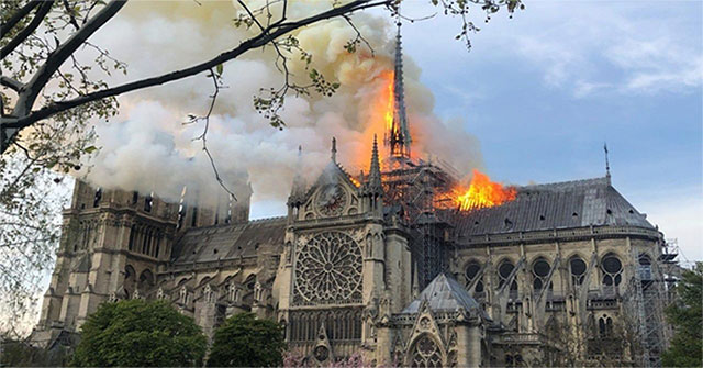 Vì sao Pháp không dùng máy bay chữa cháy nhà thờ Đức Bà Paris?