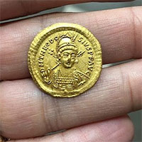 Tìm thấy tiền vàng 1.600 năm tuổi khắc chân dung hoàng đế La mã cổ đại Tìm thấy tiền vàng 1.600 năm tuổi khắc chân dung hoàng đế La mã cổ đại