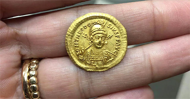 Tìm thấy tiền vàng 1.600 năm tuổi khắc chân dung hoàng đế La mã cổ đại