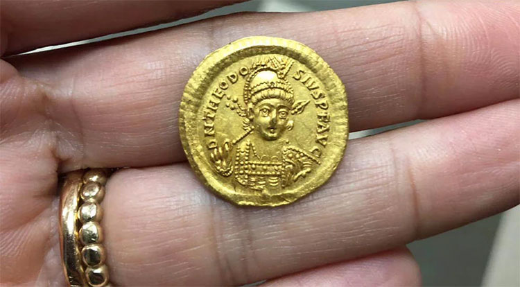 Một mặt đồng tiền vàng cổ có chân dung hoàng đế Đông La Mã Theodosius II.
