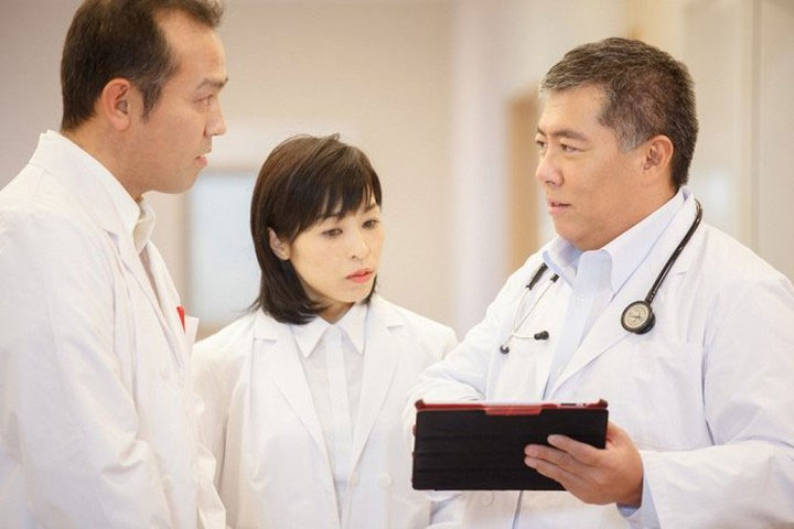 Tiến sĩ, bác sĩ Daisuke Tachikawa (bên phải) cho biết ung thư có xu hướng gia tăng trên toàn cầu và cả Việt Nam.