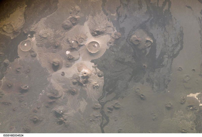 Khu vực Harrat Khaybar nhìn từ phi hành đoàn Expedition 16 trên Trạm vũ trụ quốc tế vào tháng 3 năm 2008.