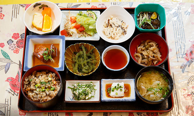Bữa cơm của người Okinawa.