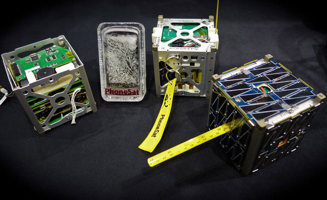 Các nguyên mẫu của PhoneSat 1.0 và 2.0 được trưng bầy tại Hội chợ Maker Faire năm 2013.