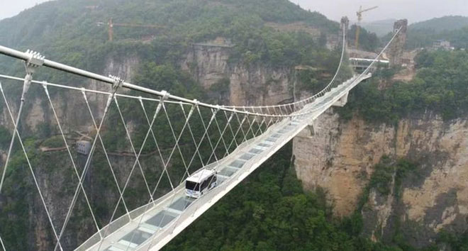Bức ảnh được công bố cho thấy một chiếc xe buýt tự lái nặng 5,5 tấn đi qua cây cầu kính khổng lồ dễ dàng.