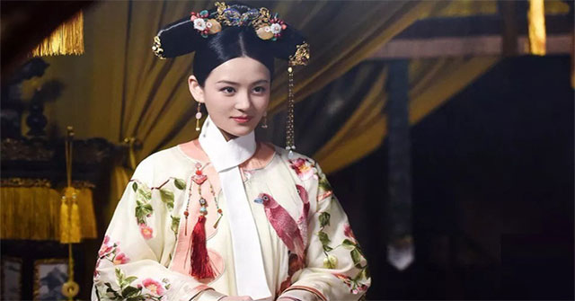 Vì sao trên cổ các phi tần nhà Thanh luôn đeo một chiếc khăn lụa trắng?