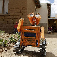 Cậu sinh viên chế tạo thành công Robot Wall-E từ vật liệu thu lượm được ở bãi rác Cậu sinh viên chế tạo thành công Robot Wall-E từ vật liệu thu lượm được ở bãi rác