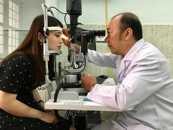 Bác sĩ Thắng đang thăm khám mắt cho bệnh nhân.