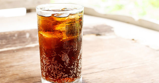 Vì sao nước có ga khi rót vào cốc lại có bọt nổi lên? Vì sao nước có ga khi rót vào cốc lại có bọt nổi lên?