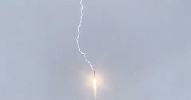 Khoảnh khắc tên lửa Nga bị sét đánh khi mang vệ tinh lên quỹ đạo
