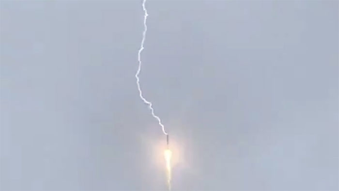 The moment the Russian missile was struck by lightning when bringing ...