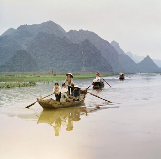 Người dân di chuyển bằng đò trên suối Yến, khu vực chùa Hương.