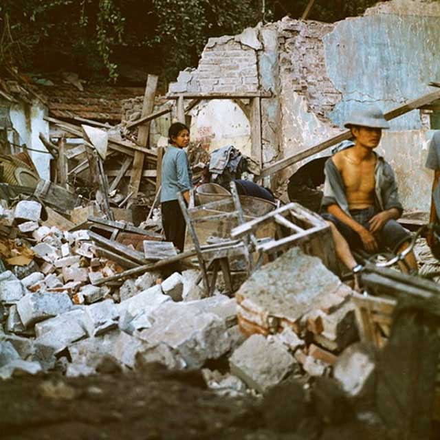Người dân tìm kiếm tài sản còn sót lại trong đống đổ nát của ngôi nhà mình.
