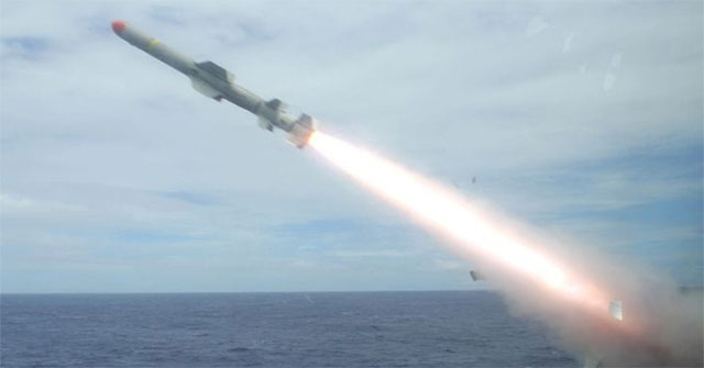 Cận cảnh hành trình tên lửa phóng ra từ bệ phóng, di chuyển và bắn trúng mục tiêu