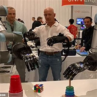 Jeff Bezos "khoe" cánh tay robot đủ tinh tế để chơi rubik Jeff Bezos "khoe" cánh tay robot đủ tinh tế để chơi rubik