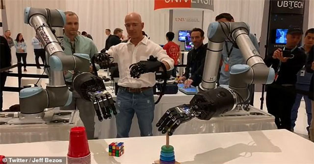 Jeff Bezos "khoe" cánh tay robot đủ tinh tế để chơi rubik