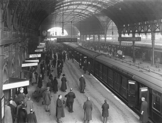 Các hành khách và nhân viên nhà ga dành 2 phút im lặng trong lễ kỷ niệm đầu tiên Hiệp định đình chiến ở ga Paddington