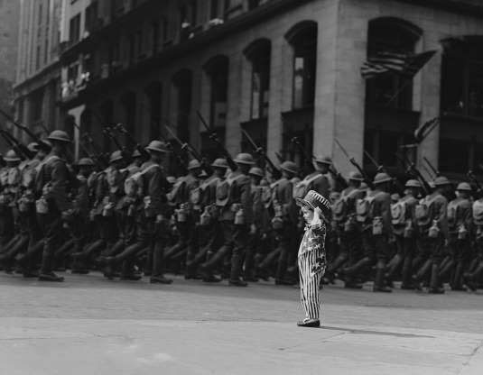Một cậu bé đang xem đoàn diễu hành thuộc Quân đoàn 2 đi qua đường 26, Đại lộ 5 ở thành phố New York, Mỹ.