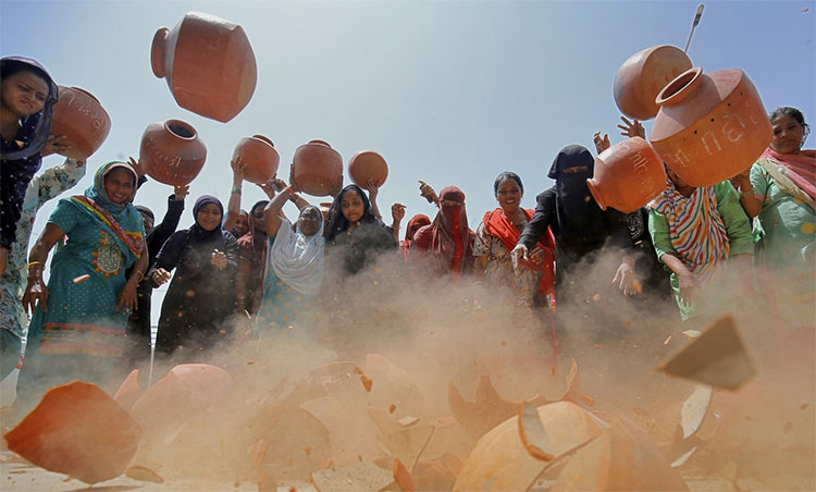 Phụ nữ Ấn đập bình chứa nước để phản đối chuyện chính quyền không đảm bảo nước sinh hoạt