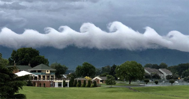 "Sóng thần" mây cuộn trào trên bầu trời Mỹ