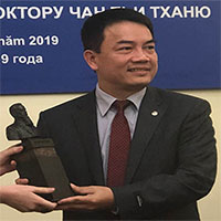 Tặng bức tượng Viện sĩ Igor Kourchatov cho Tiến sĩ Trần Chí Thành Tặng bức tượng Viện sĩ Igor Kourchatov cho Tiến sĩ Trần Chí Thành