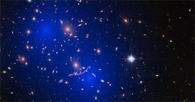Hai cụm thiên hà chứa hàng trăm tỷ ngôi sao sắp va chạm