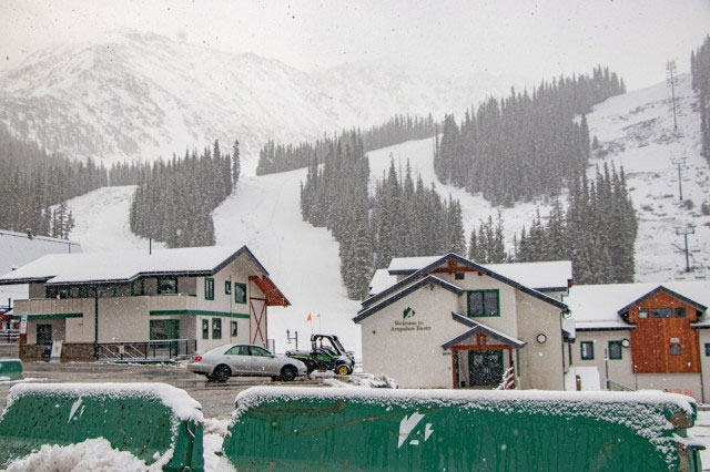 Tuyết rơi ngay ngày đầu hè ở Colorado, Mỹ.