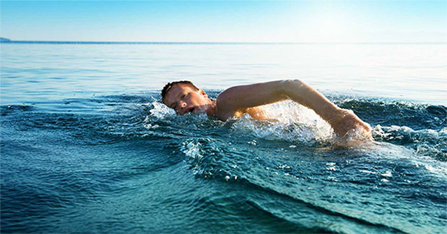 Da của bạn có thể bị vi khuẩn tấn công chỉ trong 10 phút bơi trên biển
