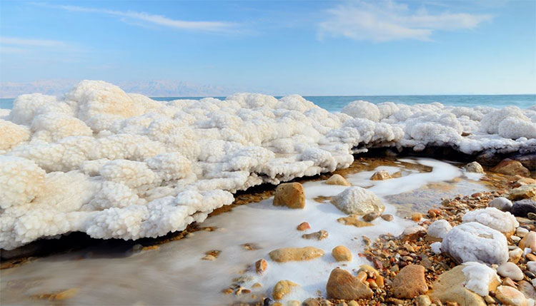"Tuyết muối" trên bờ biển Chết thường tồn tại trong mùa đông.