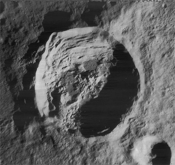 Miệng núi lửa Anaxagoras gần cực bắc Mặt trăng, chụp bằng tàu vũ trụ Lunar Orbiter 4 vào năm 1967.