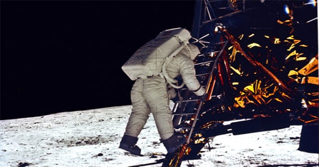 Vì sao nhiều người cho rằng phi hành gia Mỹ đặt chân lên Mặt trăng là giả mạo?