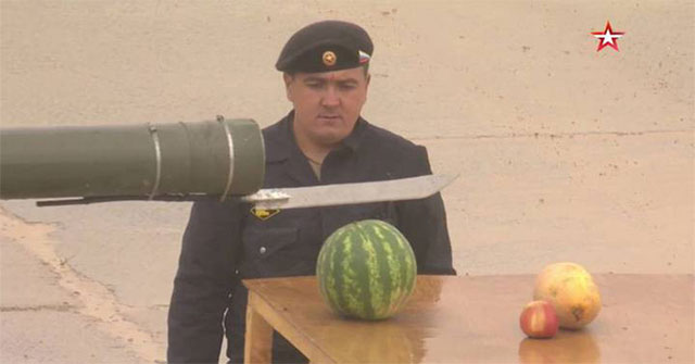 Xe tăng Nga biến thành máy gọt hoa quả khổng lồ