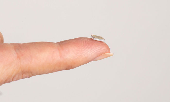 Con chip nhỏ xíu này có thể được đưa vào bề mặt não, lấy dữ liệu từ những điện cực siêu nhỏ cho các nghiên cứu về não người. (Ảnh: Neuralink).