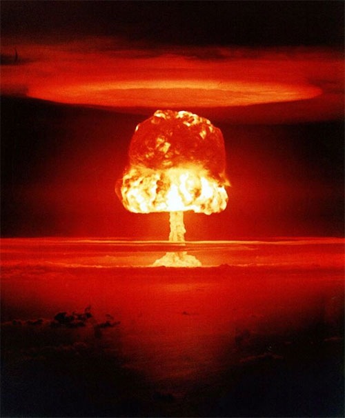 Đám mây hình nấm trong vụ nổ bom hạt nhân Romeo trên đảo Bikini.
