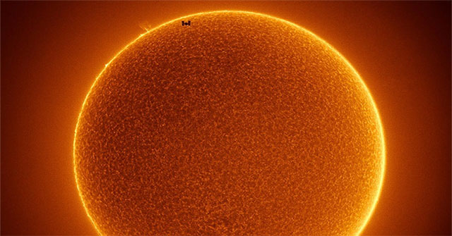Khoảnh khắc trạm ISS bay qua trên nền Mặt Trời