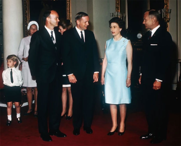 Các phi hành gia gặp gỡ Nữ hoàng Elizabeth II tại London, ngày 14 tháng 10 năm 1969.