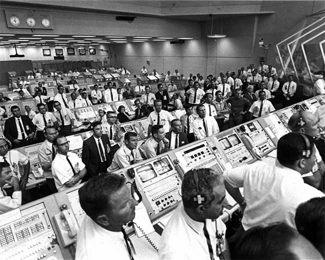 Nhân viên Trung tâm Điều hành Phóng theo dõi cảnh tên lửa Saturn V rời bệ phóng vào ngày 16/7/1969.