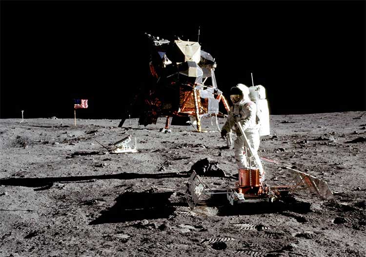 Aldrin triển khai các dụng cụ thí nghiệm địa chấn.