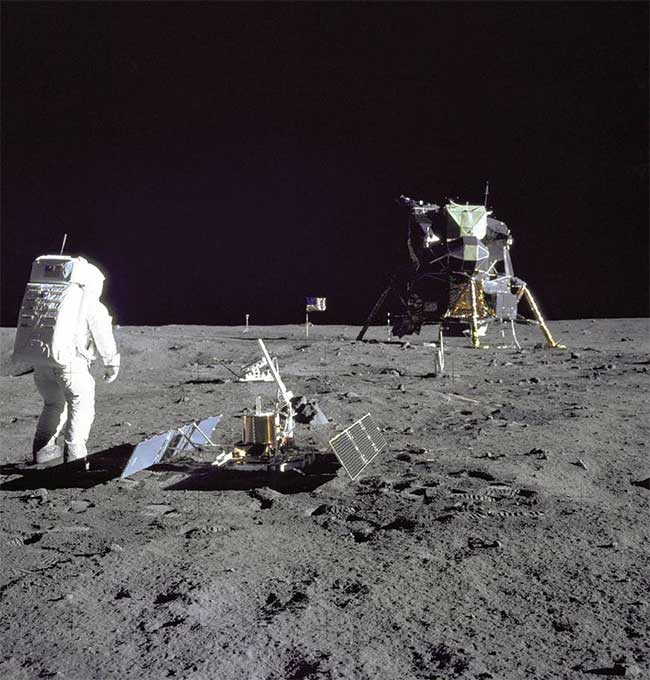 Buzz Aldrin đứng bên thiết bị đo địa chấn Mặt Trăng.
