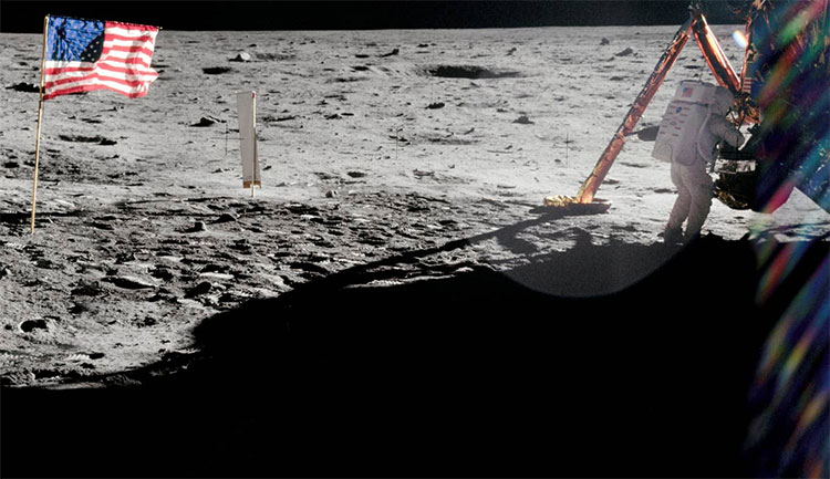 Phi hành gia Neil Armstrong làm việc gần mô-đun Mặt Trăng của tàu Apollo 11.