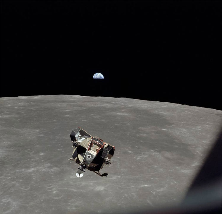 Mô-đun Mặt Trăng trên nền Mặt Trăng và hình ảnh Trái Đất ở phía chân trời vào ngày 20/7/1969.
