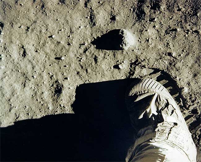 Giày và dấu chân của Buzz Aldrin in trên đất Mặt Trăng vào ngày 20/7/1969.