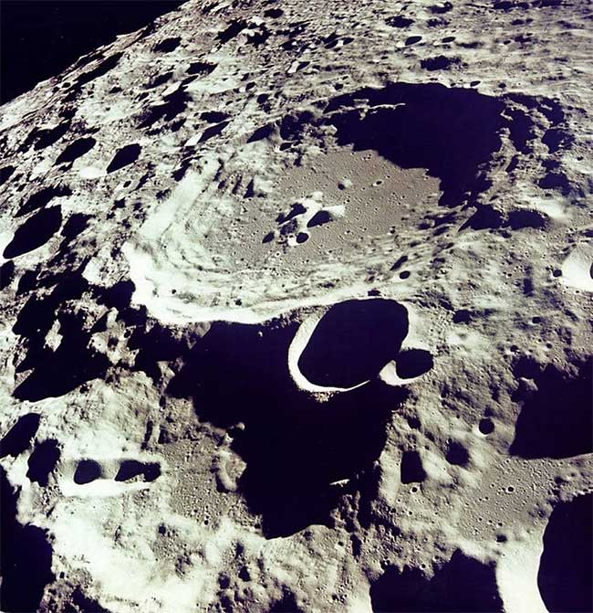 Hố thiên thạch 308 trên Mặt Trăng, được tàu Apollo 11 chụp từ trên quỹ đạo.