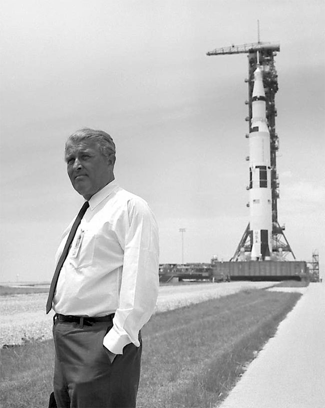 Tiến sĩ Wernher von Braun dừng chân trước tên lửa Saturn V
