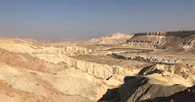 Khám phá nguồn gốc của hồ nước cổ đại dưới sa mạc
